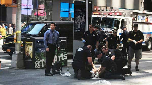 Un automóvil atropelló a una decena de personas en Times Square y dejó al menos un muerto