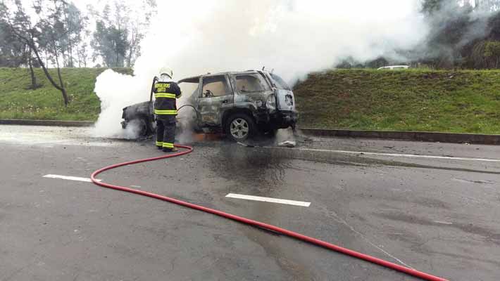 Auto se incendia en la Av. Simón Bolívar