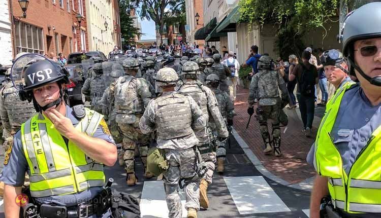 manifestantes en Charlottesville