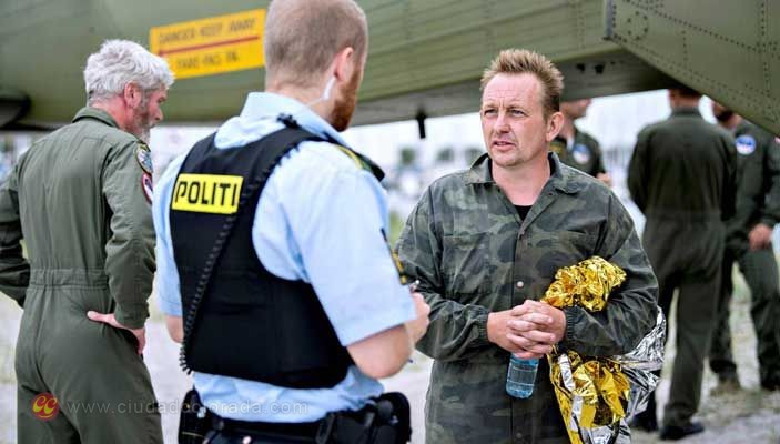 Peter Madsen, con la policía tras ser rescatado.