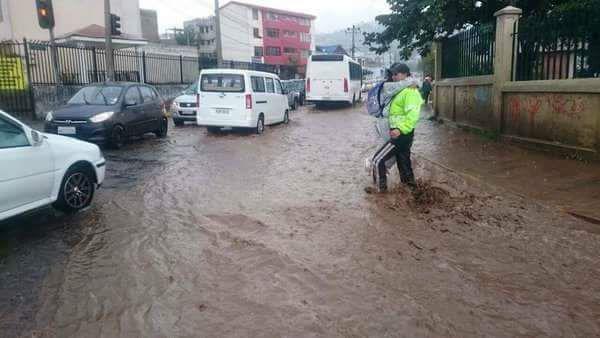 Calles de Quito inundadas por las lluvias