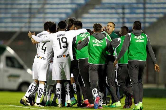 Liga vence a Defensor Sporting y se aferra a la Copa Sudamericana