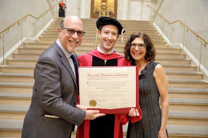 Mark Zuckerberg, CEO de Facebook se graduó de la Universidad