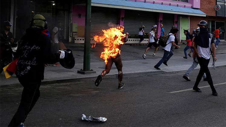 Prenden fuego a una persona en protestas en Venezuela