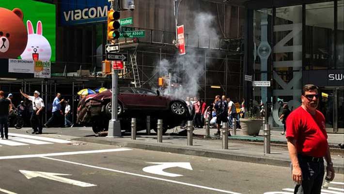 Un automóvil atropelló a una decena de personas en Times Square y dejó al menos un muerto