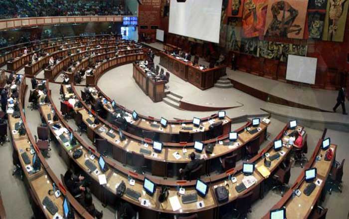 Asamblea Nacional codena por expresiones discriminatorias a periodista peruano