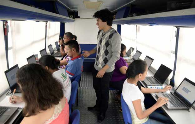 Bus Digital enseña Computación