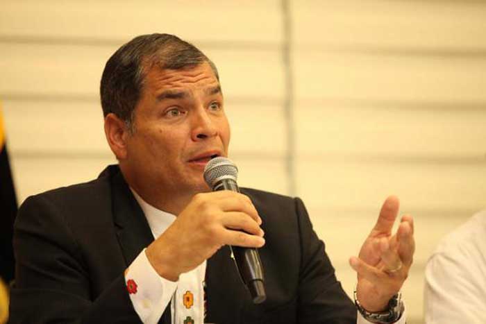 Rafael Correa: Varias personas estaban vigiladas desde hace semanas por el caso Odebrecht La información y el contenido multimedia, publicados por la Agencia de Noticias Andes, son de carácter público, libre y gratuito. Pueden ser reproducidos con la obligatoriedad de citar la fuente. http://www.andes.info.ec/es/noticias/varias-personas-estaban-vigiladas-hace-semanas-caso-odebrecht-afirma-expresidente-correa?platform=hootsuite