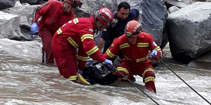 Bomberos rescatan el cadáver encontrado en el río Paute.