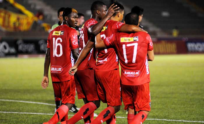 Formación de River Ecuador ante Barcelona SC