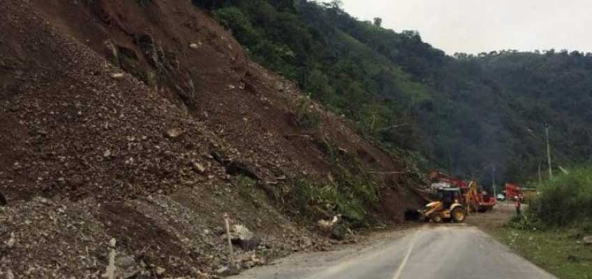 Retiro de escombros en la vía Alóag-Santo Domingo
