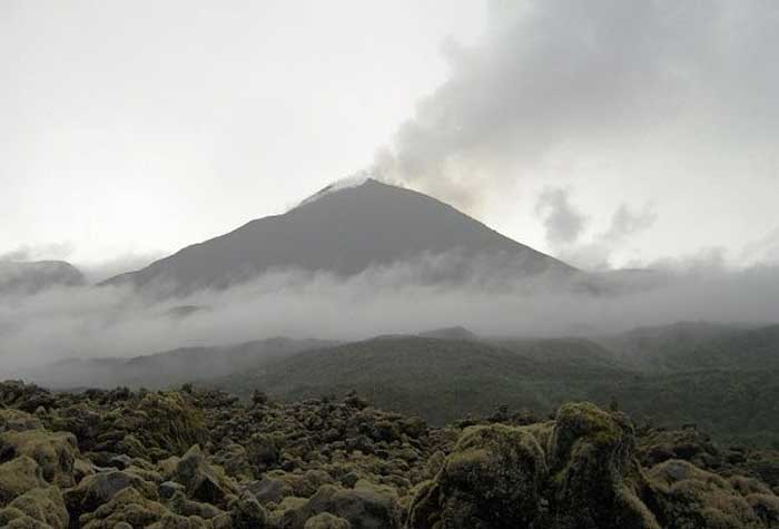 Volcán Reventador en actividad alta