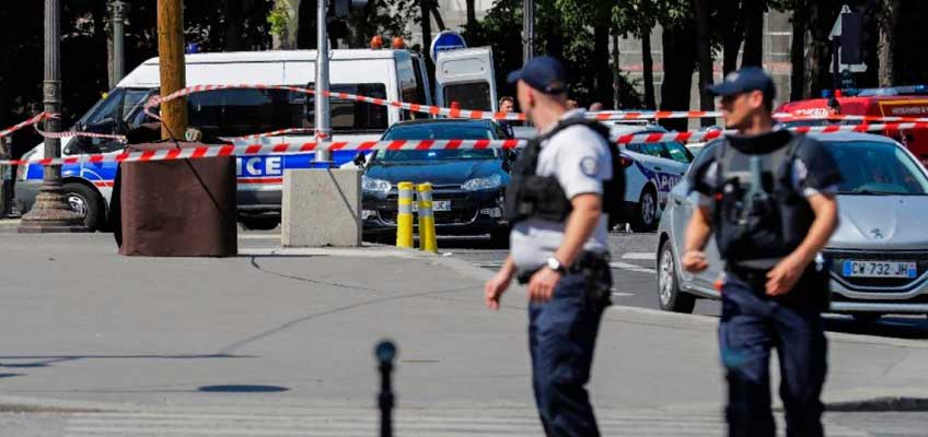 Vehículo embiste furgón policial