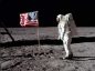 Bandera de Estados Unidos se desintegra en la Luna