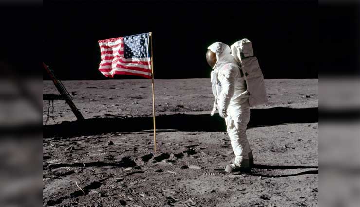 Bandera de Estados Unidos se desintegra en la Luna