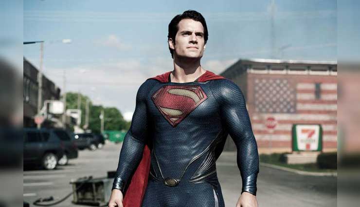 Warner le cortara digitalmente el bigote a Superman