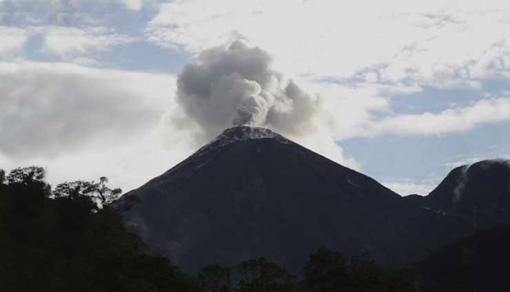 El Reventador presenta actividad eruptiva