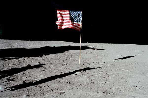 Bandera de Estados Unidos se desintegra en la Luna