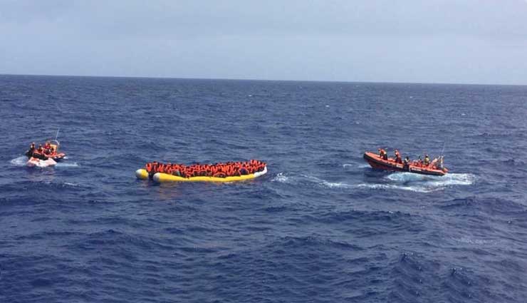 Migrantes muertos en una barca en el Mediterráneo