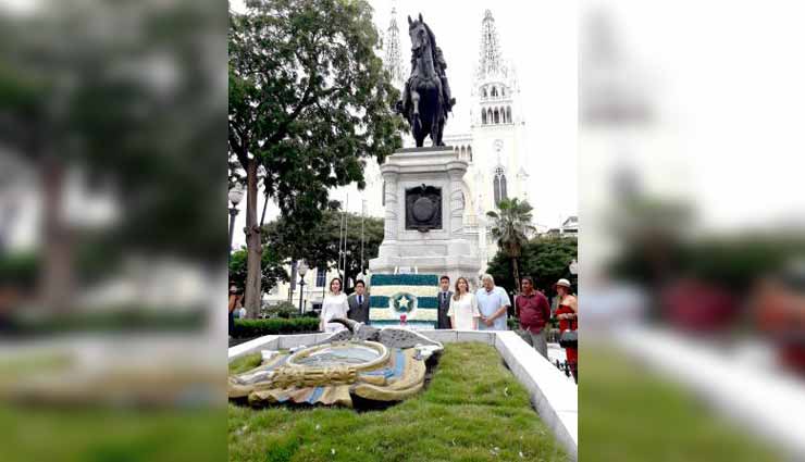 Municipio de Guayaquil deja ofrenda a monumento de Simón Bolívar