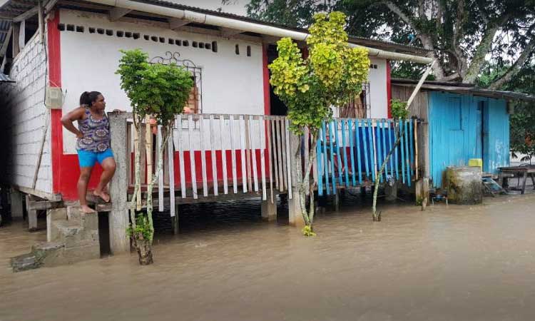 20 familias evacuadas por desbordamiento en zona norte de Esmeraldas