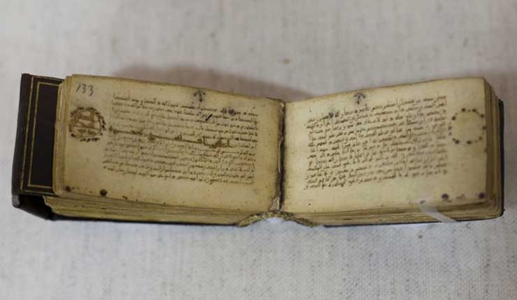 Israel exhibe Corán diminuto del siglo X
