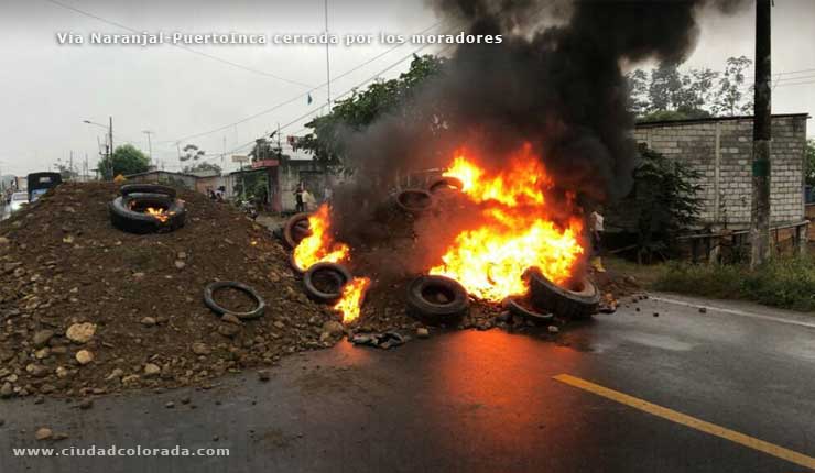 Vía Naranjal-Puerto Inca amaneció cerrada por manifestaciones