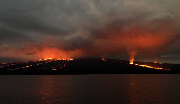 Volcán en islas Galápagos entra en erupción