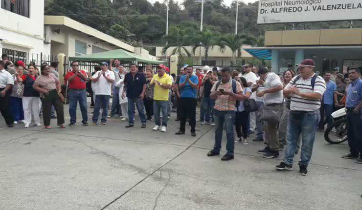 Con plantón, trabajadores del Hospital Neumológico de Guayaquil piden su reapertura