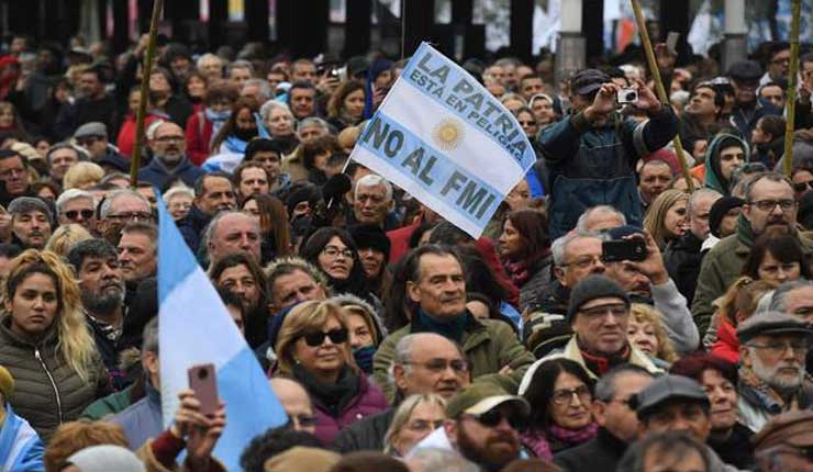 Argentinos marchan contra préstamo de FMI y ajustes