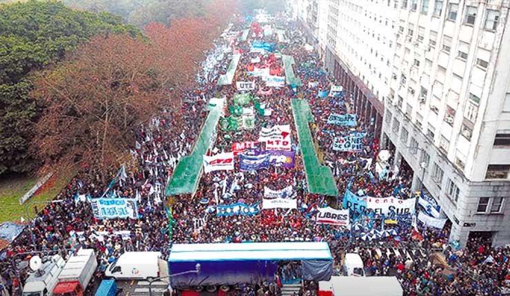 Miles de gritos en defensa de la democracia