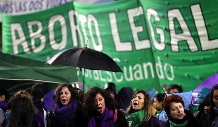 Ecuatorianos marchan a favor de la legalización del aborto en Argentina