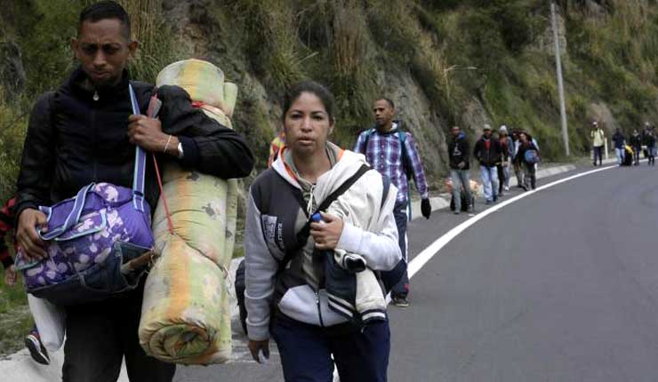 Inmigrantes venezolanos logran ingresar a Ecuador sin pasaporte, en su camino a Perú