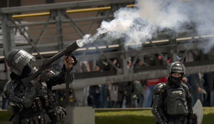 Fuertes choques entre policías y manifestantes en protesta a las políticas de Gobierno de Duque en Colombia