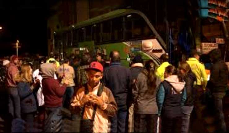 Cientos de ciudadanos venezolanos se concentran en Tulcán e inician su ruta hacia Perú