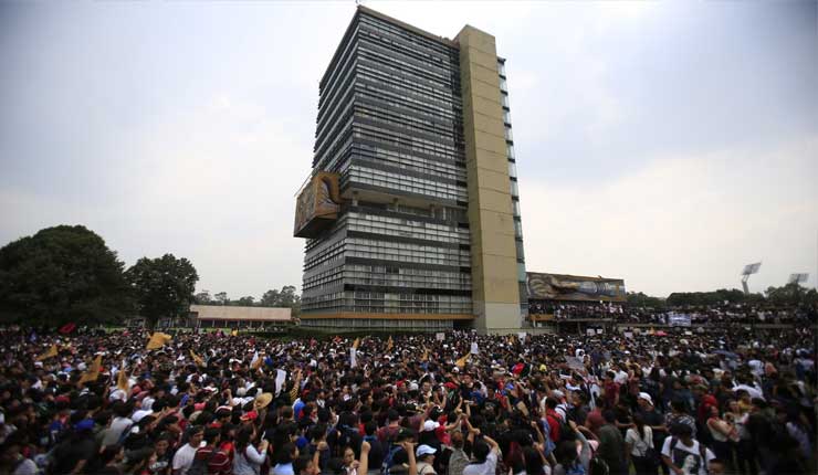 Miles alumnos marchan contra violencia en universidad México