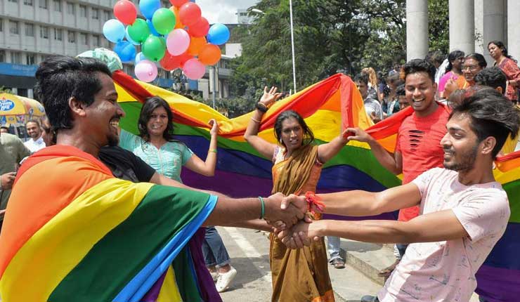 Histórica despenalización de la homosexualidad en India entre lágrimas de emoción