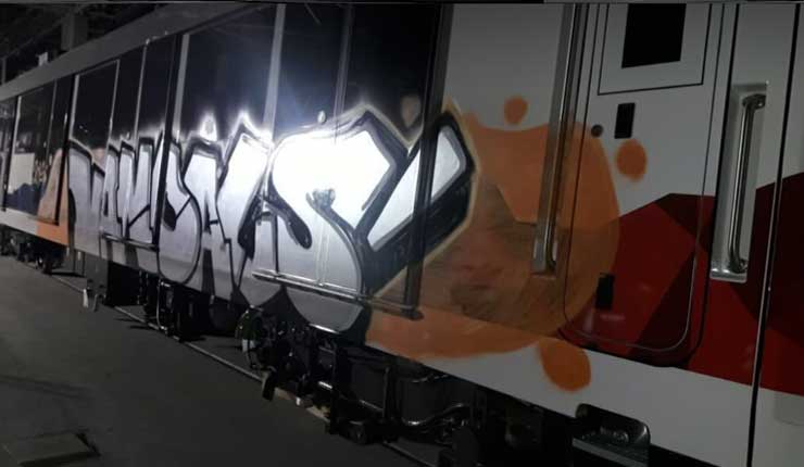 Banda asalta talleres del metro de Quito, y pintan con grafittis uno de los vagones