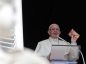 El papa Francisco regala crucifijos a 35.000 personas