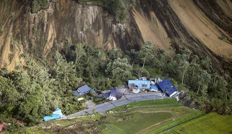 Temblor en Japón deja 9 muertos y decenas de desaparecidos