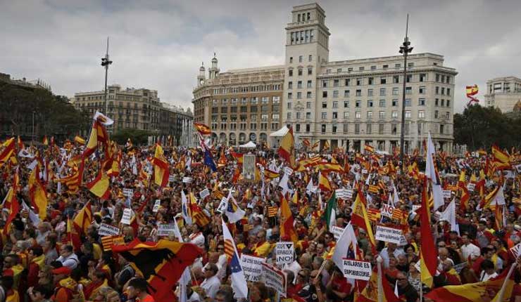 España celebra su fiesta nacional con reyes y pompa militar