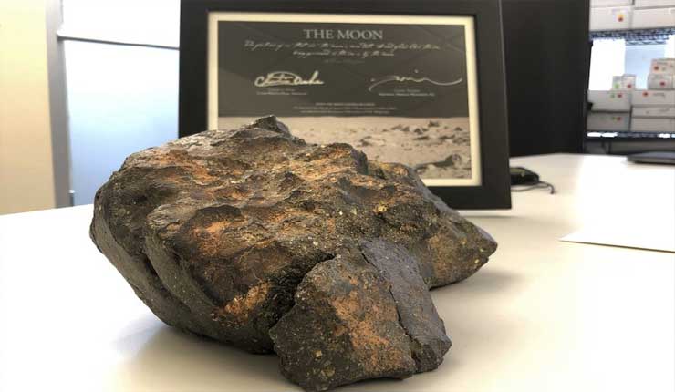 Subastarán roca lunar encontrada en noroeste de África