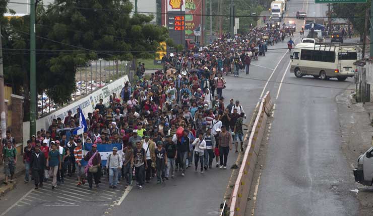 Migrantes siguen su marcha a pesar de amenazas de Trump