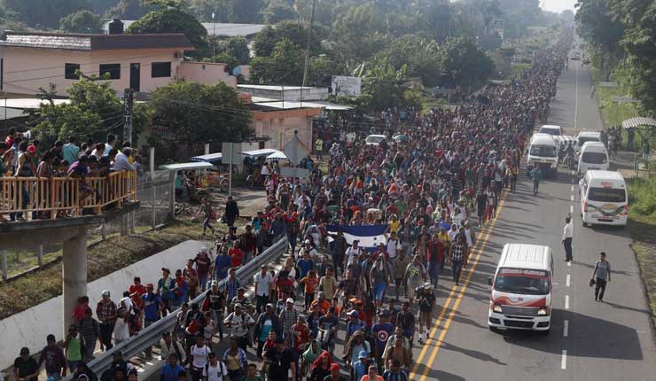 Miles de migrantes en México reanudan su marcha hacia EEUU