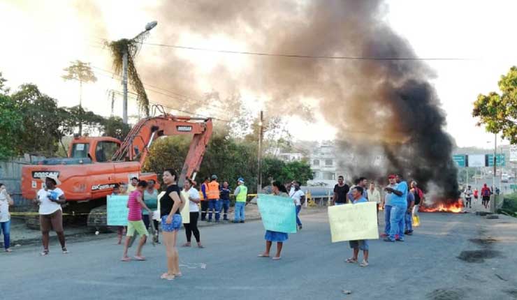 Cierran ingreso a Esmeraldas por segunda ocasión, moradores exigen obras
