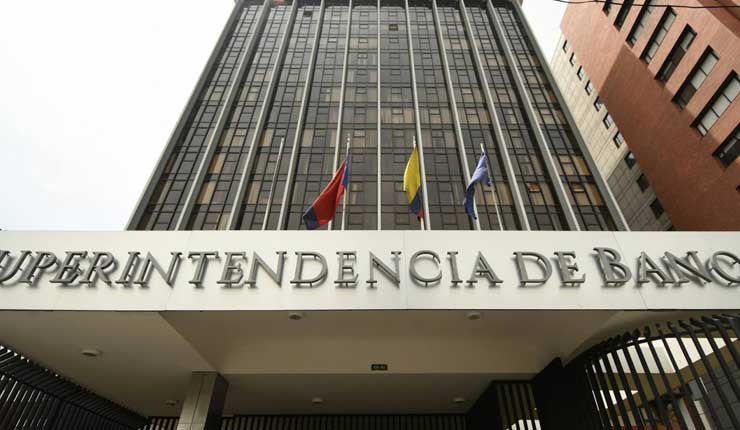 Clientes de entidades bancarias de Ecuador en alerta por descuentos en sus cuentas