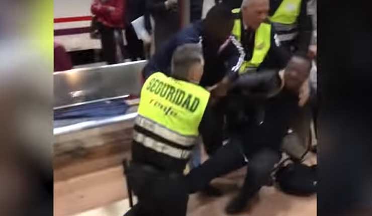 España: Guardias de tren echan a un joven negro por decir que solo enseñaría su billete a un revisor