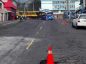 Bus de trasporte urbano cae en bache y provoca congestión en Quito