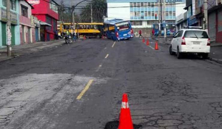 Bus de trasporte urbano cae en bache y provoca congestión en Quito