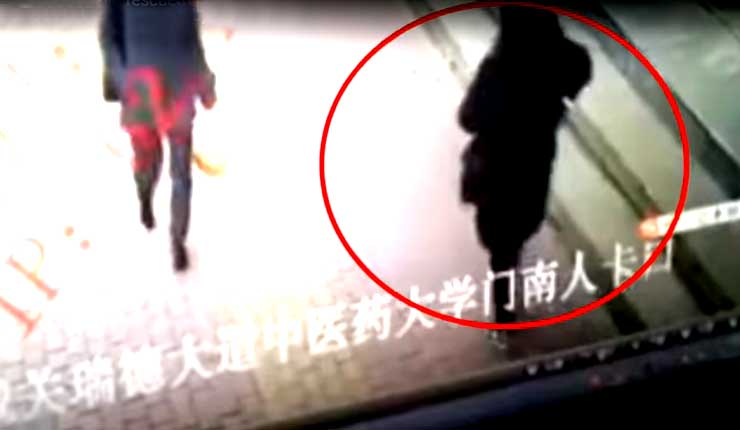 China: Un agujero se abre en el suelo y se "traga" a una mujer